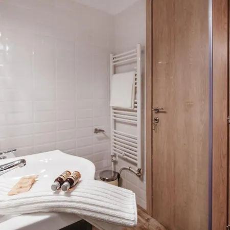 L&c Suites - C * Edessa